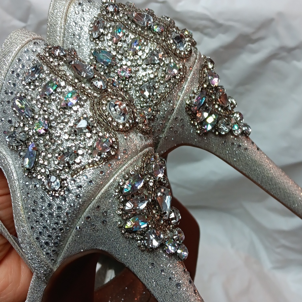 Gianni Bini Silver Heels with Peep-Toe Design and Stiletto Heel Size 10 - Picture 7 of 16